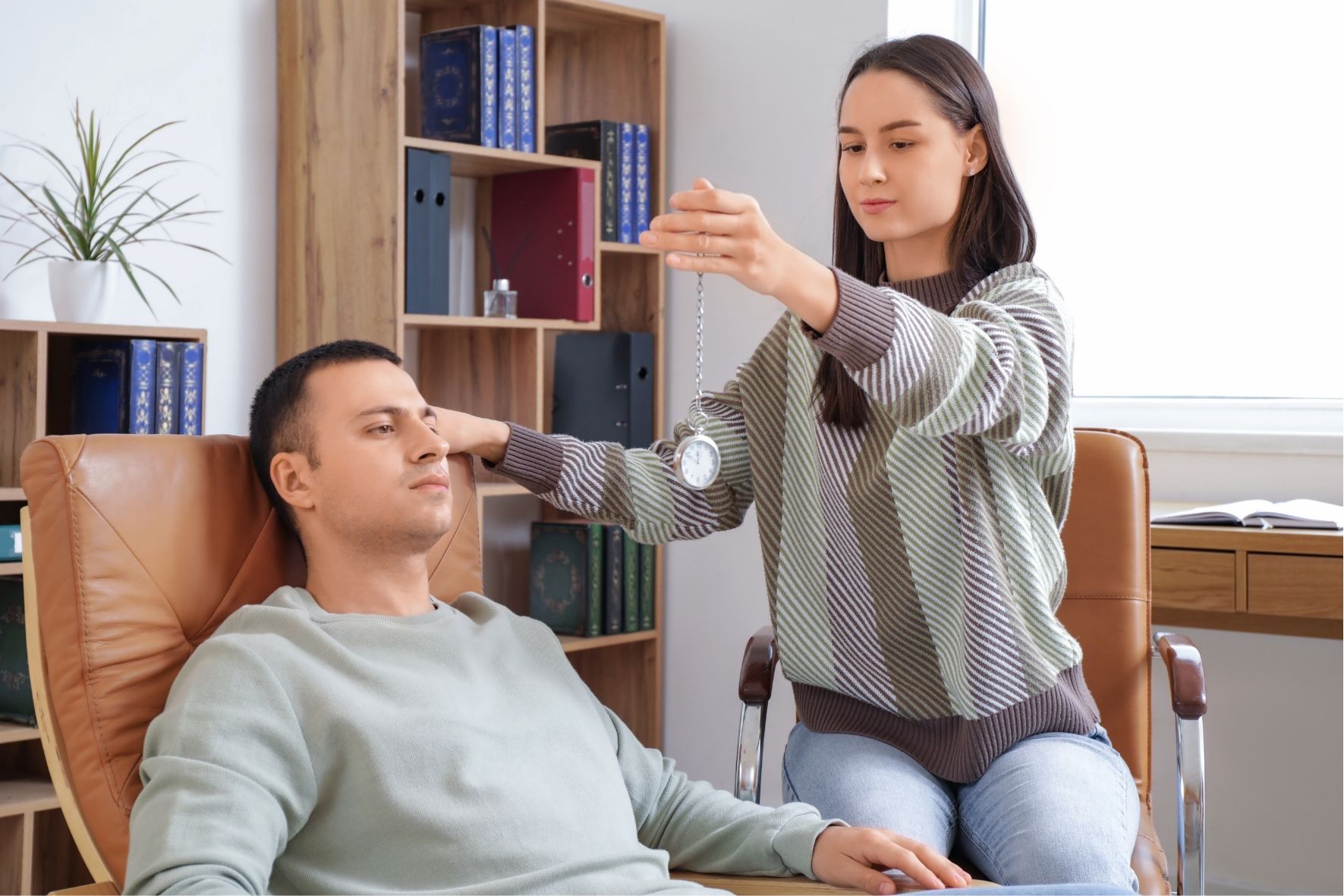 Scène neutre d’une séance d’hypnose dans un environnement calme et professionnel  à Saint-Constant